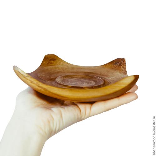 Деревянная квадратная тарелка-чаша из древесины кедра. T45