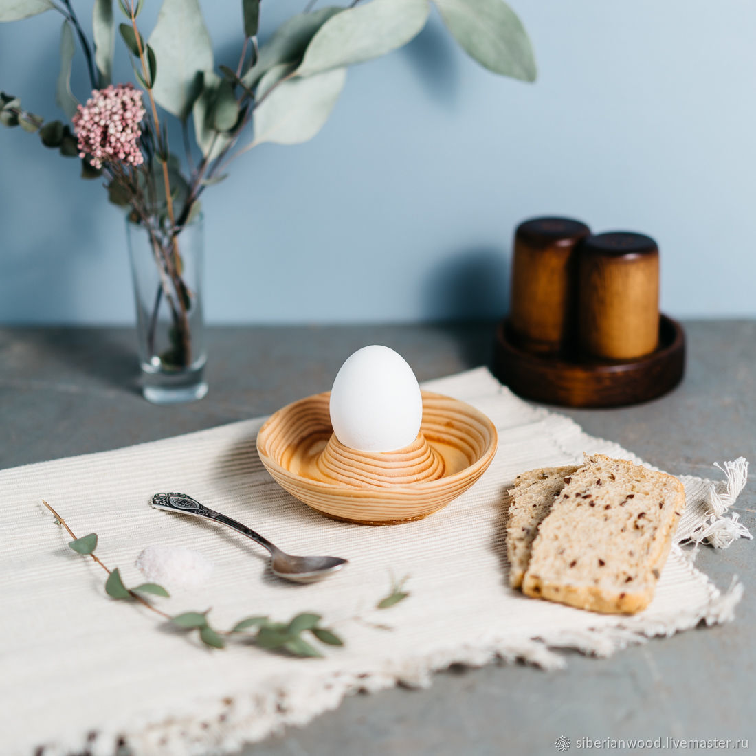 Деревянная подставка - блюдце для яйца с солонкой Сибирский Кедр #ES11