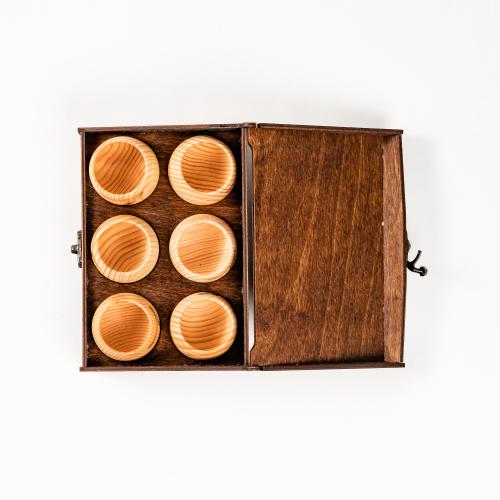 Подарочный набор рюмки (стопки) из древесины кедра в шкатулке. PK45