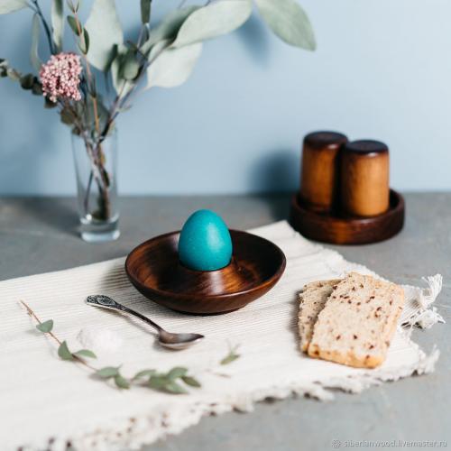 Деревянная подставка - блюдце для яйца с солонкой из древесины кедра. ES16