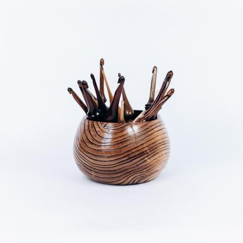 Набор деревянных крючков для вязания из разных пород дерева (16 штук) с клубочницей (органайзеом) KN24