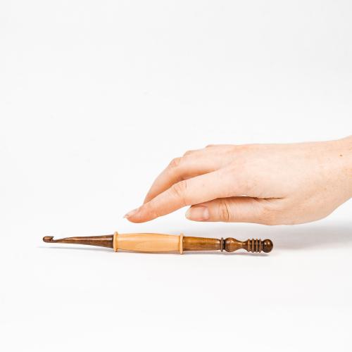 Деревянный крючок для вязания из кедра 4.5 мм. K303