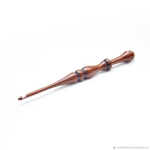 Крючок для вязания из дерева сибирский кедр 4 мм.  K32