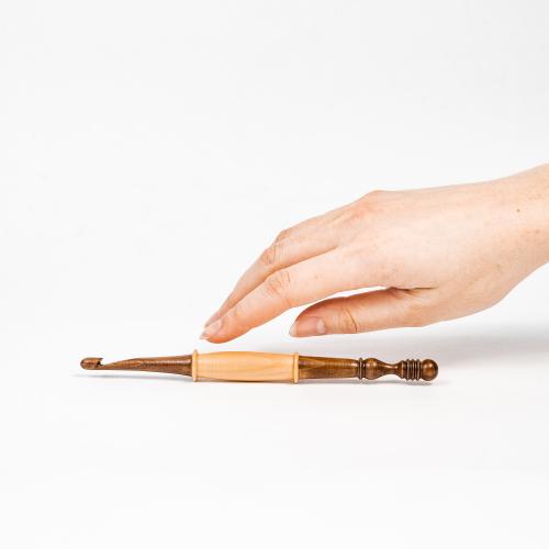 Деревянный крючок для вязания из кедра 6 мм. K300