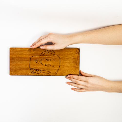 Деревянная разделочная доска из цельного куска древесины сибирского кедра для хлеба с гравировкой "Забавный хлебушек" RD25