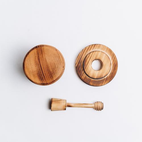 Деревянная чашка (бочонок) для мёда с крышкой и ложечкой для меда из древесины кедра. KD4