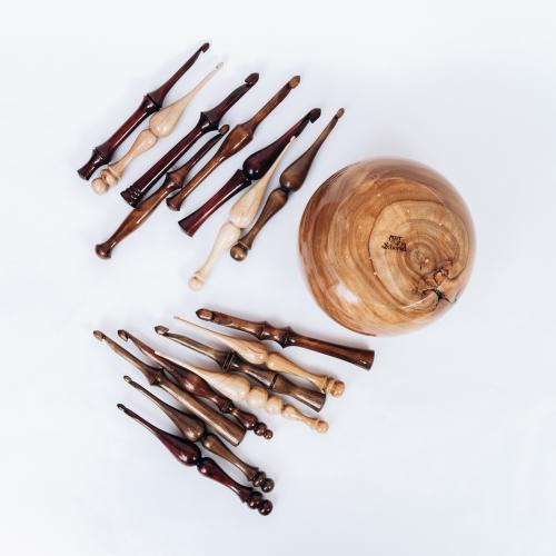 Набор деревянных крючков для вязания из 16 штук с клубочницей (органайзером). KN1