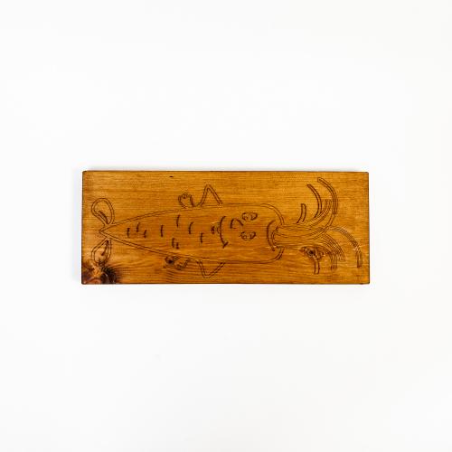 Деревянная разделочная доска из цельного куска древесины сибирского кедра для овощей с гравировкой "Веселая морковка" RD24