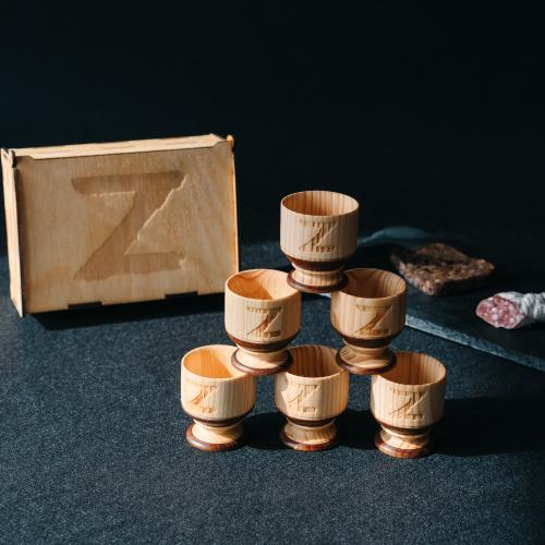 Подарочный набор рюмки (стопки) из древесины кедра в шкатулке. PK46