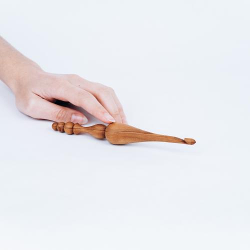 Деревянный крючок для вязания из груши 6.5 мм. K195