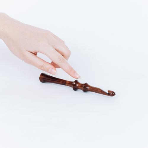 Деревянный крючок для вязания из сибирского кедра 10 мм. K240