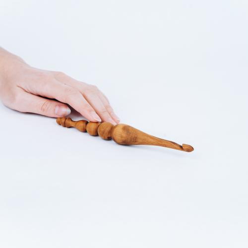 Деревянный крючок для вязания из древесины сливы 7 мм. K194