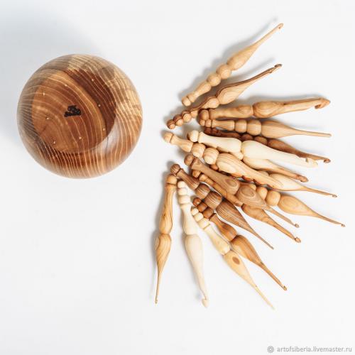 Вязальные крючки (17 шт) из разных пород древесины в комплекте с клубочницей. KN10