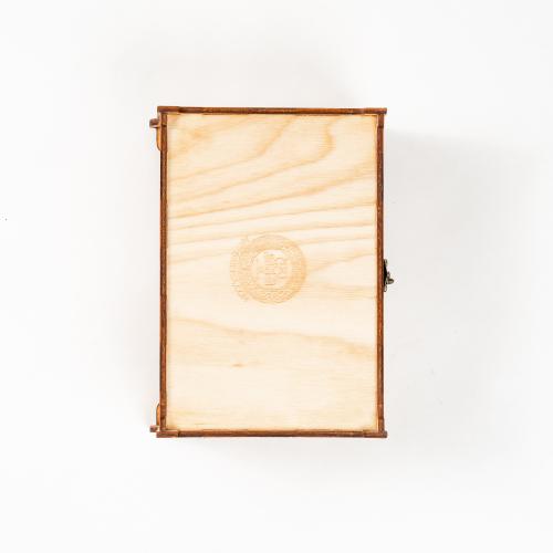 Подарочный набор рюмки (стопки) из древесины кедра в шкатулке. PK47