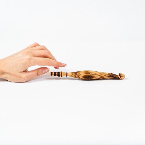 Деревянный крючок для вязания из древесины кедра 13 мм.  K256