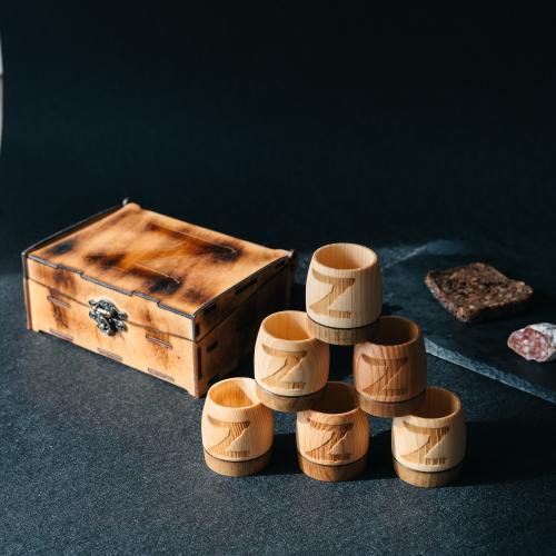 Подарочный набор рюмки (стопки) из древесины кедра в шкатулке. PK47