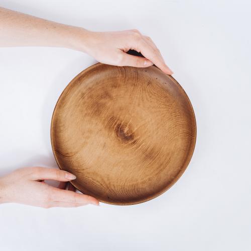 Деревянная плоская тарелка из дерева сибирский кедр 230 мм. T130