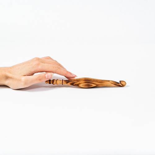 Деревянный крючок для вязания 12 мм. из кедра K257