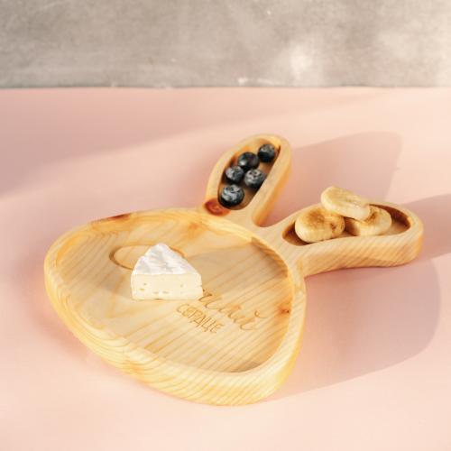 Деревянная менажница из кедра для подачи блюд и закусок с гравировкой "Слушай сердце". MG9
